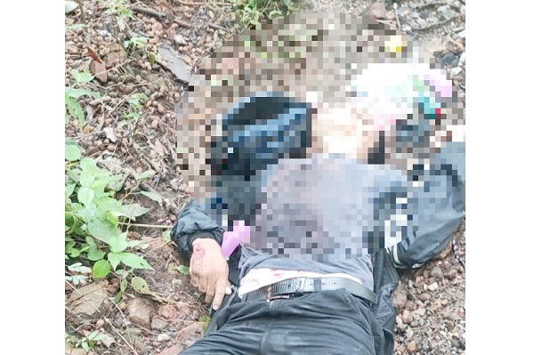 Los cadáveres de los dos hombres sin identificar quedaron a un lado de la vía.