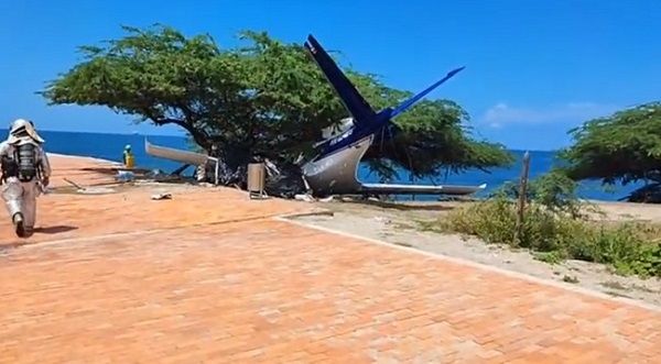 El avión tras salirse de la pista del Aeropuerto Simón Bolívar chocó de frente contra un árbol.