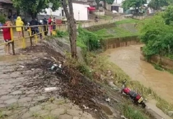 La mujer se movilizaba como parrillera de una motocicleta que fue arrastrada por la fuerza de la corriente.