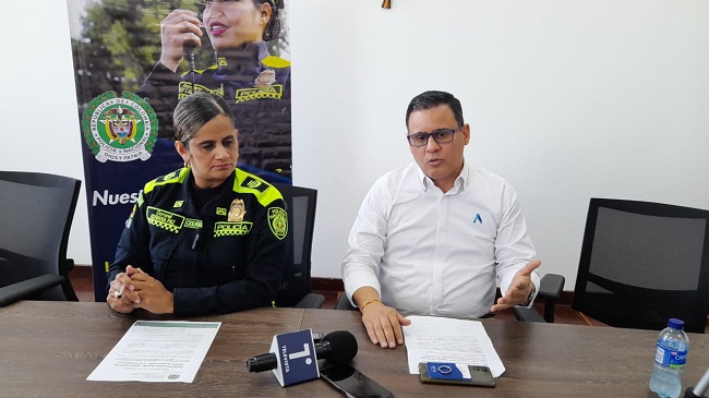 Coronel Adriana Paz Fernández, comandante Policía Metropolitana de Santa Marta; y Diego Rincones, gerente de Air-e en Magdalena.
