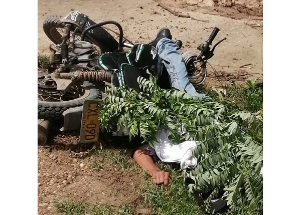 El cuerpo sin vida del conductor de motocicleta quedó sobre la vía destapada.