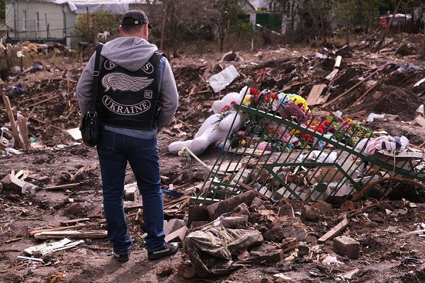 Un miembro de las autoridades ucranianas mira el cráter en zona donde una bomba destrozó un vecindario.