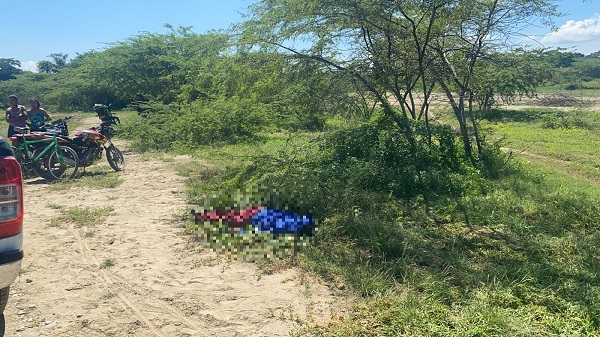 El cadáver fue avistado por un labriego que pasaba por lugar solitario rumbo a su casa.