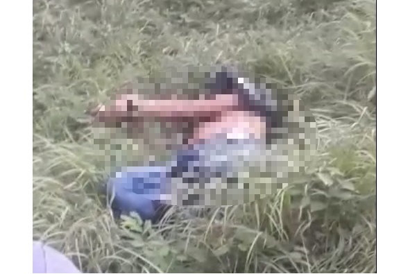 El cuerpo sin vida estaba a un lado de la carretera que une a Santa Marta con el municipio de Ciénaga.