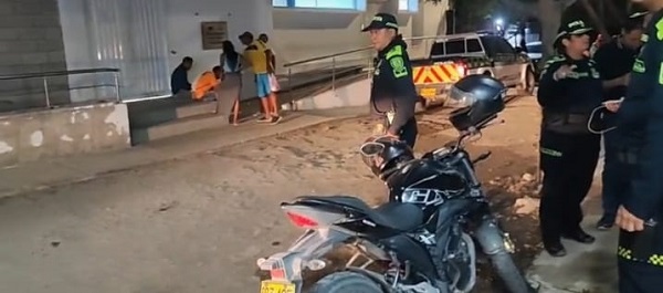 ‘El Mello’ y la mujer herida fueron auxiliados y llevados hasta el centro de salud de la localidad en donde el hombre fue ingresado sin signos vitales.