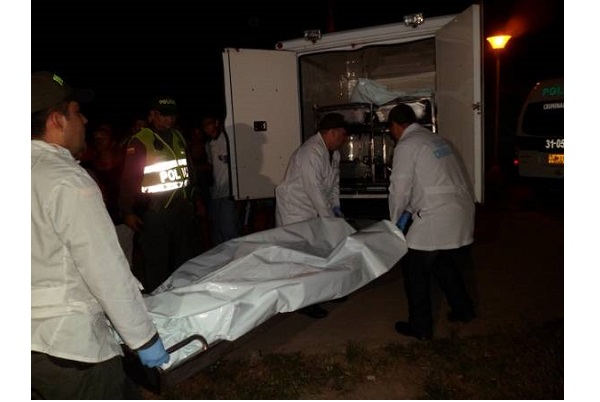 Personal de la Policía del Magdalena realizó las labores de inspección al cadáver en el centro de salud en el corregimiento de Sevilla.