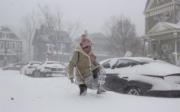 Una mujer de Buffalo, Nueva York, navega por la nieve profunda mientras una gran tormenta invernal, que afecta a gran parte de los Estados Unidos.