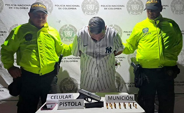 Durante la captura, ‘El Enano’ portaba un arma de fuego tipo pistola con un proveedor, 15 cartuchos para la misma y un teléfono celular.