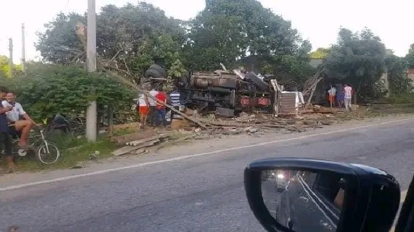 Completamente destruida y con la tractomula encima quedó la vivienda en la que estaban durmiendo las víctimas.