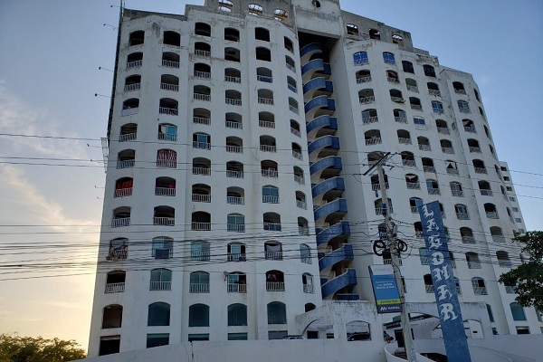 El condominio abandonado hace más de 20 años se ha constituido en una invasión de familias extranjeras, los cuales viven sin energía eléctrica y servicios básicos. 