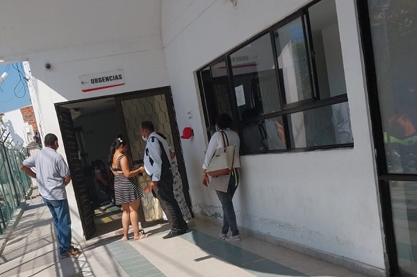 Familiares de la bebé en las afueras de la sala de urgencias de la Clínica General del Norte a donde la fue llevada.