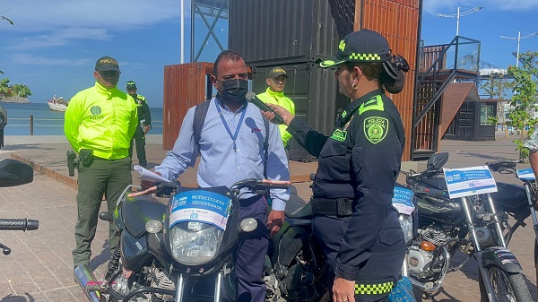 La coronel Adriana Paz, fue la encargada de hacer la presentación de la entrega de las motos.
