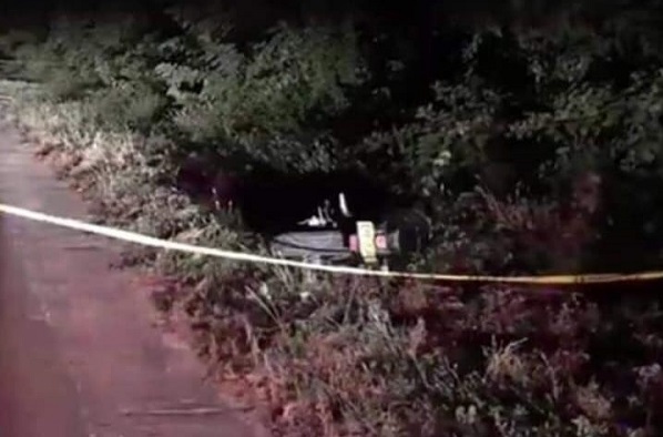 El cuerpo sin vida del motociclista quedó a un lado de la vía, según el reporte policial.