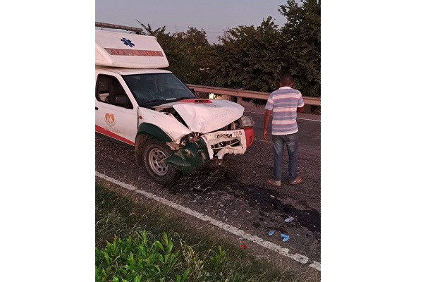 La ambulancia implicada quedó destruida en su parte delantera debido al fuerte impacto.