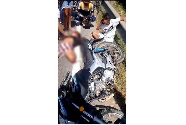 Los motociclistas chocaron de frente contra una tractomula en accidente ocurrido este lunes.