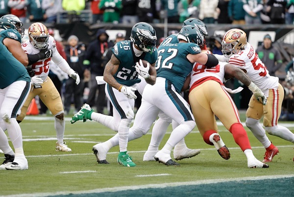 Al margen de la Super Bowl Experience, la final de la NFL también se deja sentir por las calles de Phoenix con numerosas camisetas rojas de los Chiefs y verdes de los Eagles.