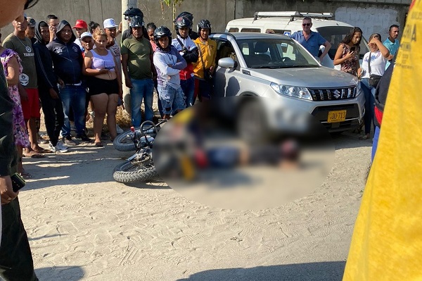A un lado de la vía en la entrada al aeropuerto de Simón Bolívar de Santa Marta quedó el cuerpo sin vida de Jhon Alexander Palacios Mercado.