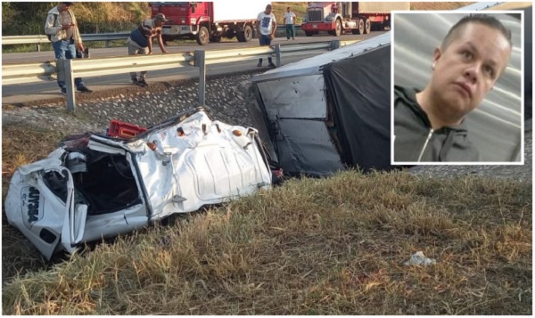 Completamente destruido y en una cuneta quedó el tractocamión accidentado en la vía El Difícil-Pueblo Nuevo. Juan Carlos Piñeros Navarrete, murió en el lugar.