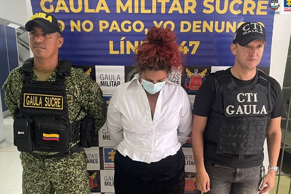 De acuerdo con la investigación la indiciada habría cobrado dinero producto de casos de extorsión.
