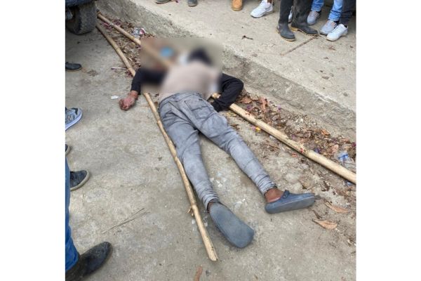 El hombre sin identificar fue baleado al parecer por dos hombres motorizados quienes huyeron del lugar.