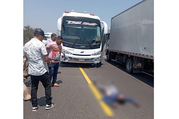 El cadáver de Junior Enrique Fernández López accidentado quedó sobre la carretera Troncal del Caribe.