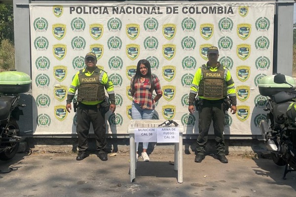 Sharon Reyes, fue capturada por la Policía del Magdalena portando un revólver.