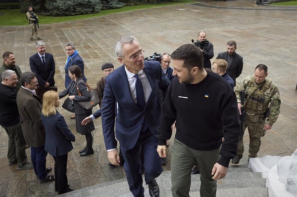 La fotografía muestra al secretario general de la OTAN, Jens Stoltenberg y al presidente de Ucrania, Volodymyr Zelensky durante su reunión en Kiev, Ucrania.