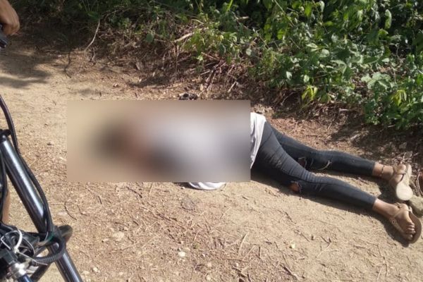 El cadáver de la mujer quedó en una trocha de la Zona Bananera, Magdalena.