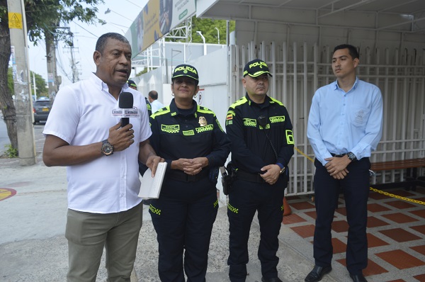 La coronel Adriana Paz, hizo presencia en la Avenida del Libertador. En la imagen el mayor Jorge Suárez, Roberto Nieto y Mauris González. Foto Ly Eric Amasifuen