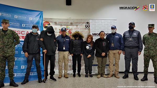 César Giraldo Castañeda, Jaime Velásquez Cerón, exfuncionario de Migración; Guillermo Vergara Castro, Yeny Vanegas Muñoz y Luz Rodríguez, capturados.