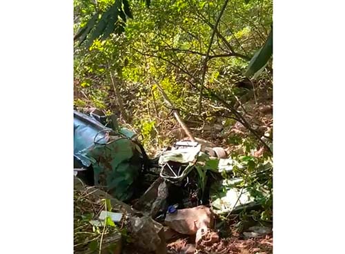 El carro tipo cisterna quedó completamente destruido tras caer al vacío desde 30 metros aproximadamente.