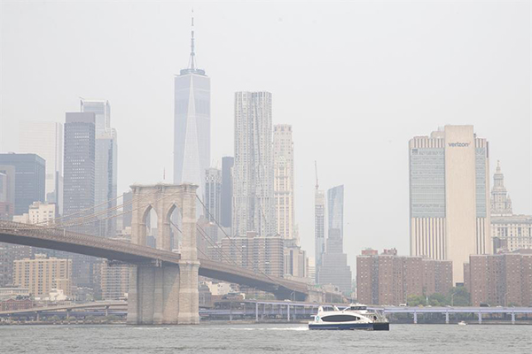 El humo como resultado de los incendios forestales canadienses envuelve el horizonte de la ciudad de Nueva York, lo que lo convierte en la peor calidad del aire en el mundo en este momento.