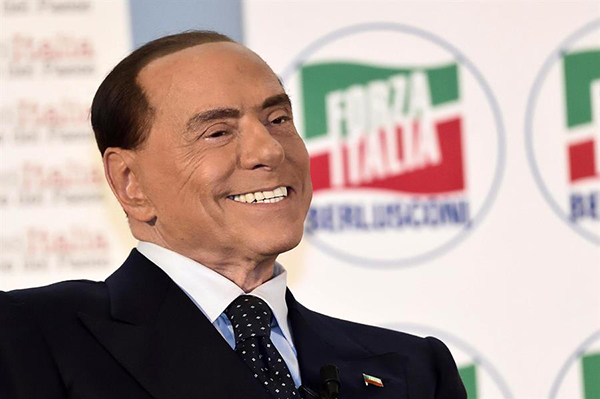Un carro fúnebre con el ataúd de Silvio Berlusconi, exprimer ministro italiano sale del hospital San Raffaele en Milán, Italia.
