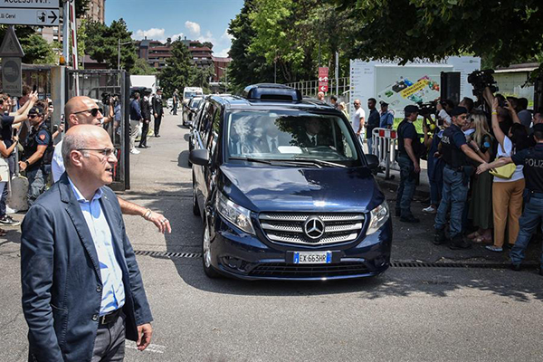 Un carro fúnebre con el ataúd de Silvio Berlusconi, exprimer ministro italiano sale del hospital San Raffaele en Milán, Italia.