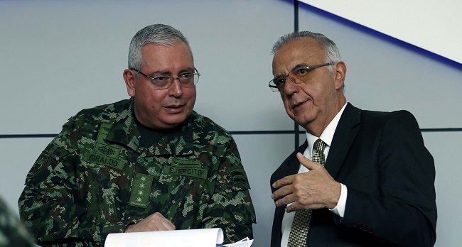 El ministro de Defensa de Colombia, Iván Velásquez (d), habla con el comandante de las Fuerzas Militares de Colombia, general Hélder Fernán Giraldo.