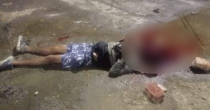 Junto al cadáver de Marcos David Corpas Zuluaga quedaron las piedras con las que fue atacado.