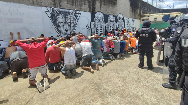Personal penitenciario junto con la Policía retomó el control de penal. Foto Infobae