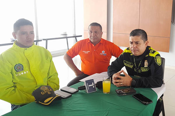 Coronel Yasid Alberto Montaño Granados en la gráfica con Bladimir Torres, secretario de Seguridad del Distrito y el mayor Jonatan Espitia, comandante del Gaula Policía.