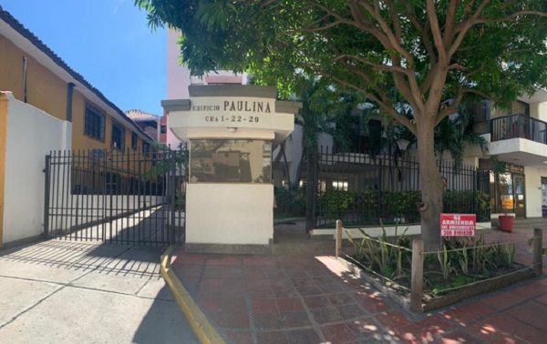 Las autoridades trabajan para determinar la identidad de la mujer que fue encontrada muerta al interior del edificio.