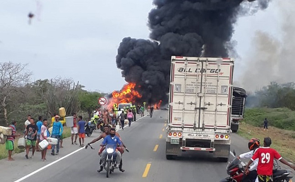 En la gráfica, los minutos siguientes a la explosión del carrotanque del que los afectados extraían la gasolina que llevaba luego que se volcara.