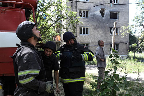 Destrozos un bloque de apartamentos dañado tras un bombardeo en la ciudad de Siversk.