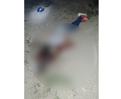El joven que vestía un suéter gris con jean azul claro y zapatos rojos, dijo la Policía Metropolitana.