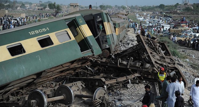 Las autoridades de Pakistán investigan el descarrilamiento de una decena de vagones de un tren.