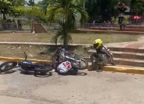 En el suelo quedaron los motociclistas lesionados, uno de ellos de mayor gravedad.