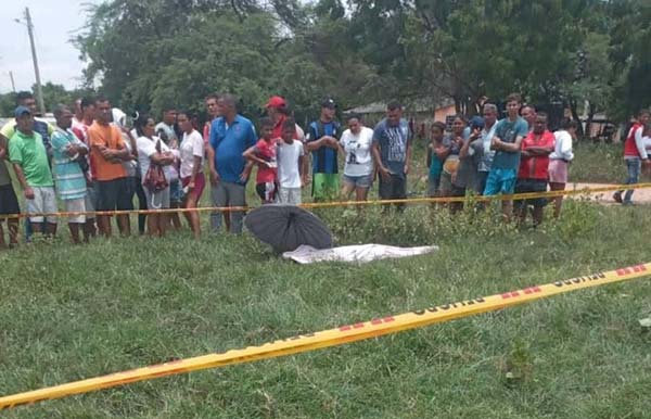 El cuerpo sin vida de Nelson Martínez en un sector deportivo, caso urbano del municipio.