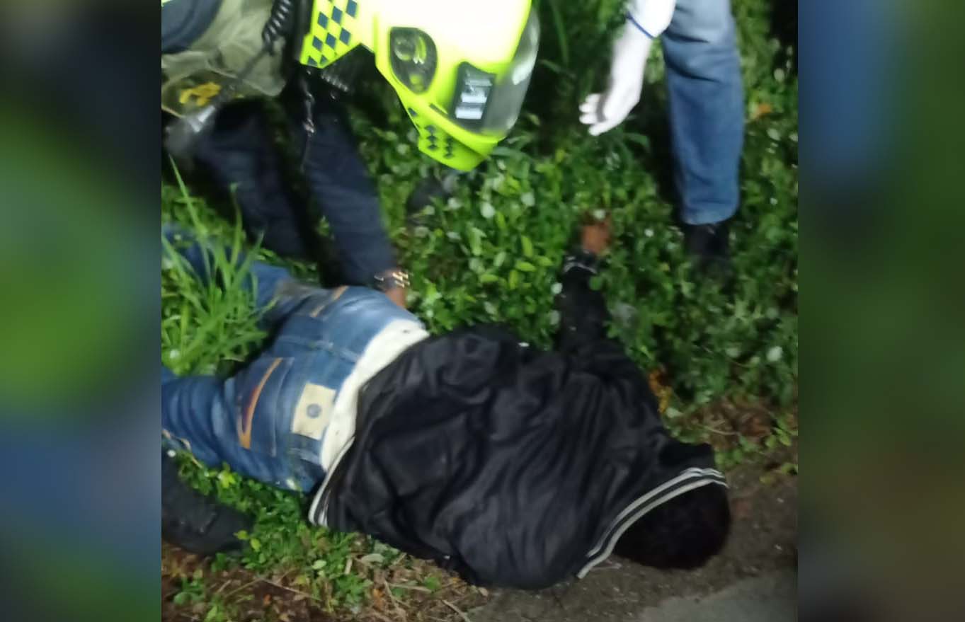 El cuerpo sin vida de Iván David Pertuz Cantillo quedó tendido a un lado de la vía.
