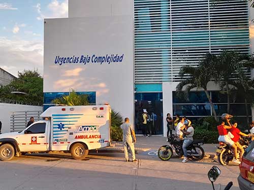Jhon Bairon Vizcaíno Velásquez fue auxiliado y llevado hasta la sala de urgencias de la Clínica Los Nogales a donde fue ingresado sin signos vitales.Jhon Bairon Vizcaíno Velásquez fue auxiliado y llevado hasta la sala de urgencias de la Clínica Los Nogales a donde fue ingresado sin signos vitales.