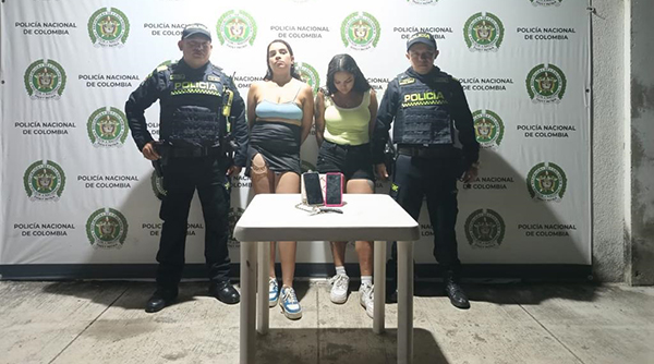 Damelis Lorena Martínez Bueno y Yorgelis Karianni Leonardes Mujica, capturadas por la Policía Metropolitana de Santa Marta.Damelis Lorena Martínez Bueno y Yorgelis Karianni Leonardes Mujica, capturadas por la Policía Metropolitana de Santa Marta.