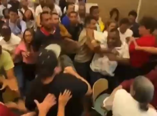El incidente que tuvo como escenario a uno de los pasillos del reconocido hotel, quedó registrado en un video grabado por uno los presentes, y que fue puesto a circular en las redes sociales.