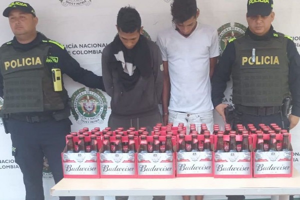 Después del accidente, algunas personas aprovecharon la situación y a pesar de los esfuerzos de las autoridades presentes, lograron hurtar parte de la mercancía transportada por el vehículo.
